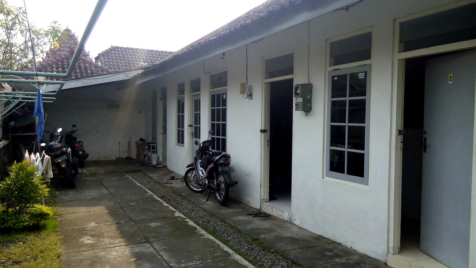 Area dalam Kos Sastro Jogja, deretan kamar dan parkir motor
